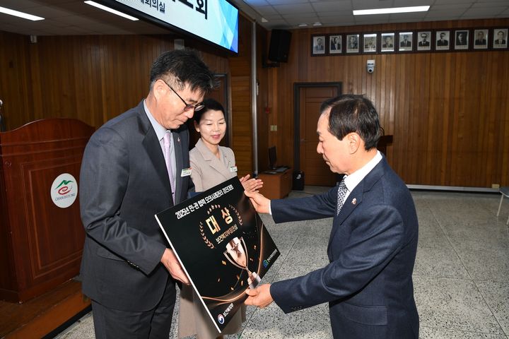 [창녕=뉴시스] 성낙인 군수가 창녕군 11월 정례조회에서 민관협력 모의사례관리 경진대회 수상식을 진행하고 있다. (사진= 창녕군 제공) 2025.11.03. photo@newsis.com *재판매 및 DB 금지