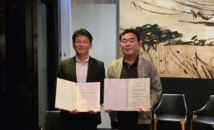 [서울=뉴시스] 네오위즈가 강원랜드와 슬롯 소프트웨어 공급 계약을 체결했다고 3일 밝혔다. (왼쪽부터) 배태근 네오위즈 대표와 최철규 강원랜드 대표이사가 사진 촬영을 하고 있다. (사진=네오위즈 제공) *재판매 및 DB 금지