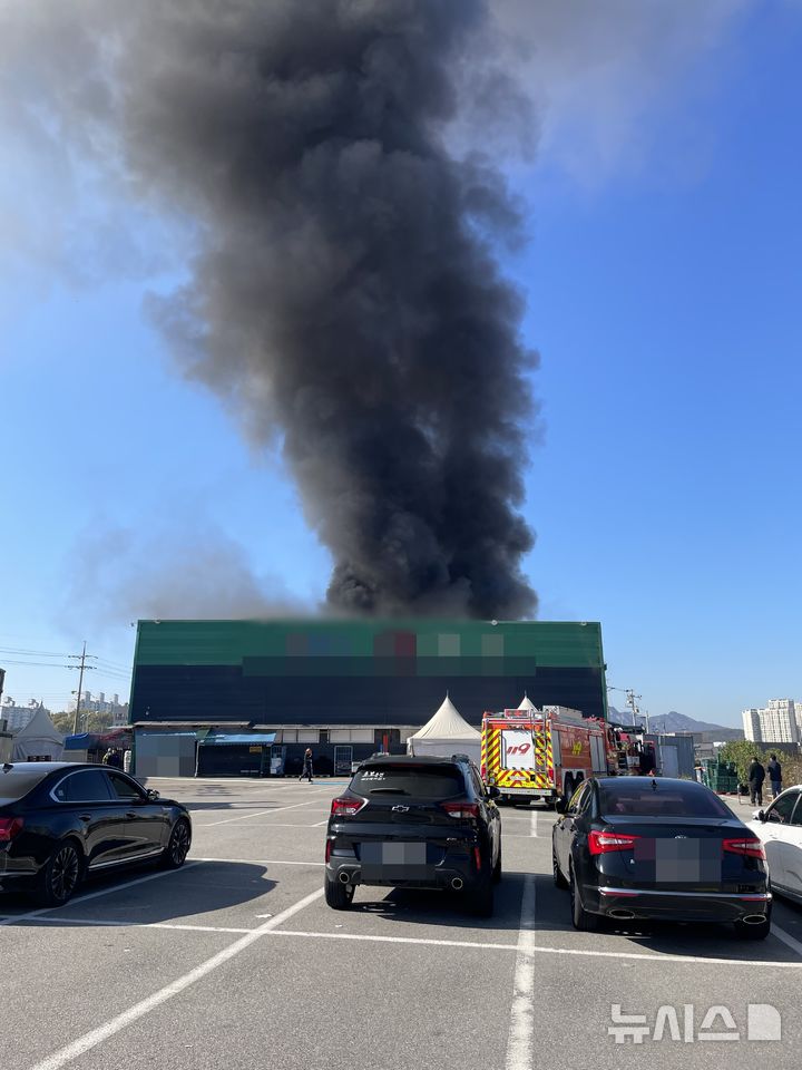 [양주=뉴시스] 마트 화재. (사진=경기도북부소방재난본부 제공) 2025.11.03. photo@newsis.com