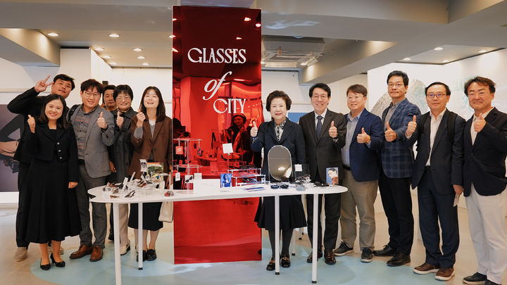 오는 9일까지 중구 동성로에서 운영되는 ‘글래스 오브 시티 두 번째 이야기’ 팝업스토어에서 대구보건대학교 남성희 총장을 비롯한 관계자들이 기념촬영을 하고 있다. *재판매 및 DB 금지