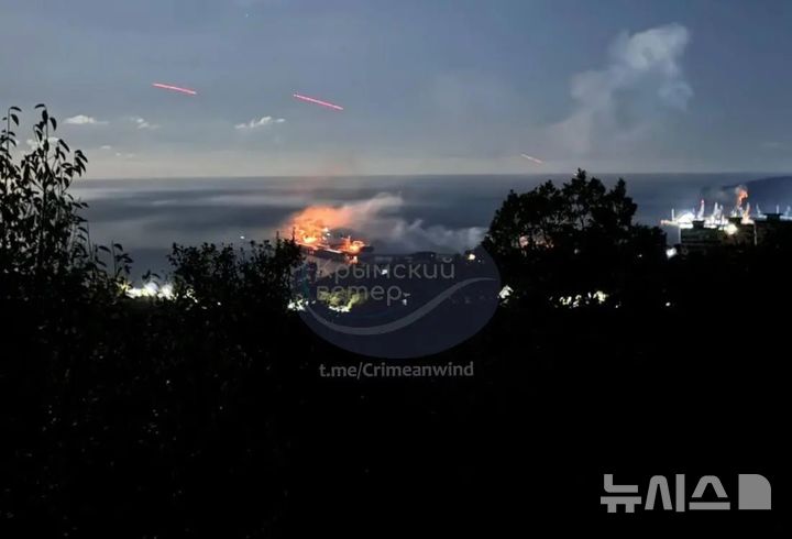[서울=뉴시스]우크라이나군이 1일(현지 시간) 늦은 밤 러시아 크라스노다르(캅카스 서쪽 흑해 연안) 투압세의 석유 인프라를 드론으로 공습했다고 우크라이나 보안국(SBU)이 발표했다. 사진은 1일 투압세 부두 공습 장면. (사진=텔레그램 '크림윈드'/키이우인디펜던트) 2025.11.03.