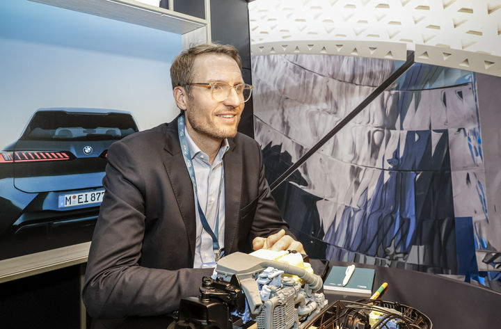 [도쿄=뉴시스] 미하엘 라트 BMW 그룹 수소차 부문 총괄 부사장이 지난달 29일 한국자동차기자협회와의 인터뷰에서 질문에 답하고 있다. (사진=한국자동차기자협회 제공) 2025.10.29. photo@newsis.com *재판매 및 DB 금지