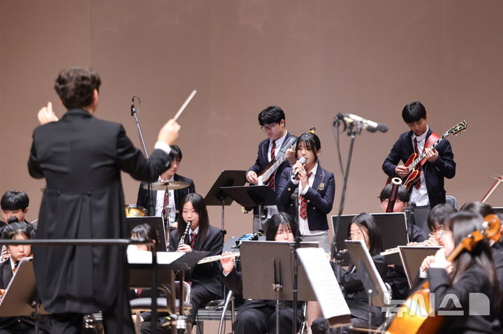 [의왕=뉴시스] 지난 1일 계원예술대학교 우경아트홀에서열린 '꿈 누리 오케스트라 제19회 정기연주회' 현장. (사진=의왕시 제공 .2025.11.03. photo@newsis.com