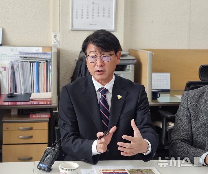 [김해=뉴시스] 김상우 기자 = 경남 김해시 신대호 부시장이 3일 김해시청 프레스센터에서 김해~밀양 고속도로 건설에 대해 설명하고 있다. 2025.11.03. woo@newsis.com