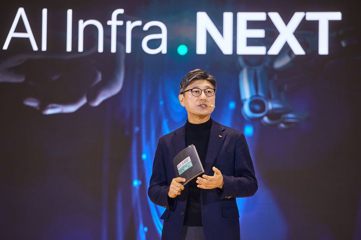 [서울=뉴시스] 정재헌 SKT CEO가 3일 열린 ‘SK AI Summit 2025’에서 기조 발표를 했다. (사진=SKT 제공) *재판매 및 DB 금지