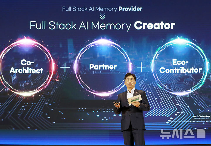 [서울=뉴시스]SK하이닉스 곽노정 대표이사 사장이 3일 서울 삼성동 코엑스에서 열린 'SK AI 서밋 2025'에서 'AI 시대, SK하이닉스가 그리는 새로운 비전과 기술'을 주제로 기조연설을 진행하고 있다. (사진=SK하이닉스 제공) photo@newsis.com