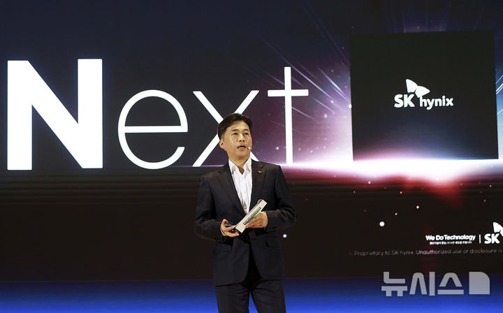 [서울=뉴시스]SK하이닉스 곽노정 대표이사 사장이 3일 서울 삼성동 코엑스에서 열린 'SK AI 서밋 2025'에서 'AI 시대, SK하이닉스가 그리는 새로운 비전과 기술'을 주제로 기조연설을 진행하고 있다. (사진=SK하이닉스 제공) photo@newsis.com