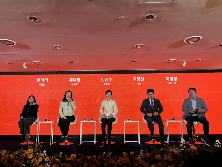 [서울=뉴시스] 삼양1963 신제품 발표회에 참석한 김정수 부회장(가운데)와 삼양식품 관계자들. (사진=뉴시스) *재판매 및 DB 금지