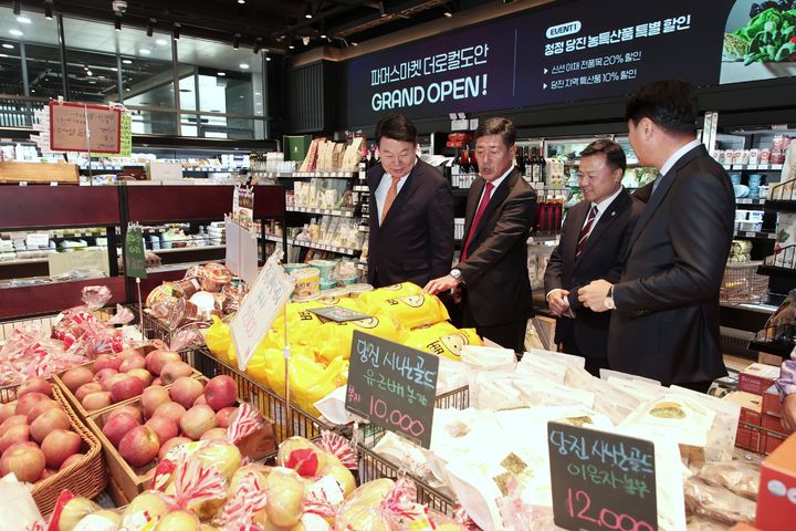 [당진=뉴시스] 대전 유성구 도안 신도시 안에 3일 문을 연 '파머스마켓 더로컬도안'에서 주요 인사들이 개장식 후 매장을 둘러보고 있다. (사진=당진시 제공) 2025.11.03. photo@newsis.com *재판매 및 DB 금지