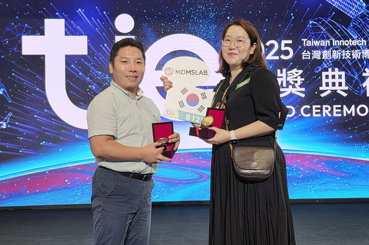 대구한의대 입주기업인 ㈜맘쓰랩 김소향 대표(오른쪽)가 모과를 활용한 기관지 건강 개선용 기능성 모과 한방 제품으로 금상을 수상한 후 기념 포즈를 취하고 있다. *재판매 및 DB 금지