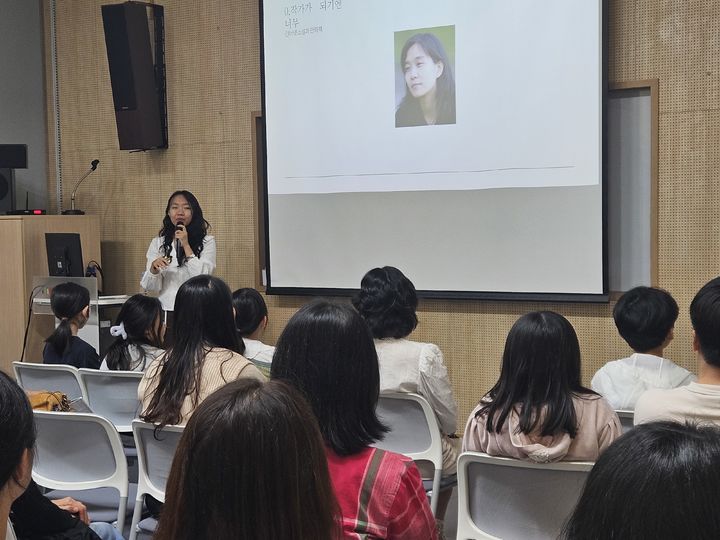 [대구=뉴시스] 대구 대현도서관 작가와의 만남 운영 모습. (사진=행복북구문화재단 제공) 2025.11.03. photo@newsis.com *재판매 및 DB 금지