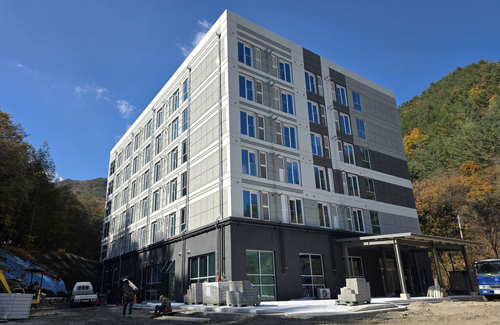태백시 문곡소도동 속칭 지지리골에 건립 중인 강원랜드 직원숙소가 오는 18일 준공 예정이다. 입주는 내년 1월초로 알려졌다.(사진=뉴시스) *재판매 및 DB 금지