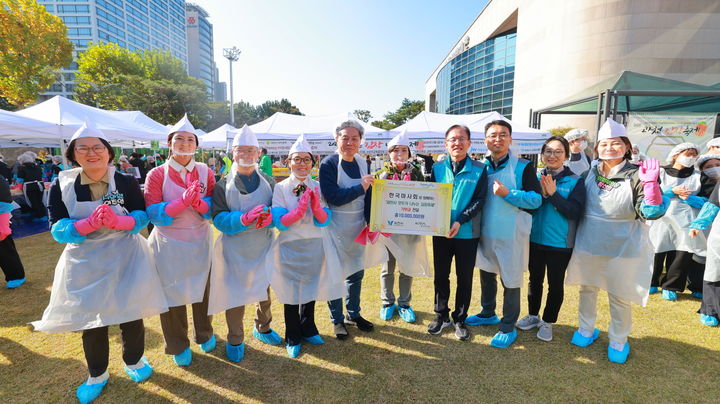 [세종=뉴시스] 한국마사회 지난 1일 경기 과천시 과천시민회관 시계탑 광장에서 열린 '2025년 과천 김장축제'에 성금 1000만원을 후원했다고 3일 밝혔다. (사진=마사회 제공) 2025.11.03. photo@newsis.com *재판매 및 DB 금지