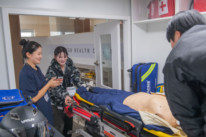 대구보건대학교 재학생들이 대학 내에서 진행된 DHC 응급시뮬레이션 2차 프로그램에서 응급 상황에 대비한 각 학과 전공의 역할을 체험하고 있다. *재판매 및 DB 금지