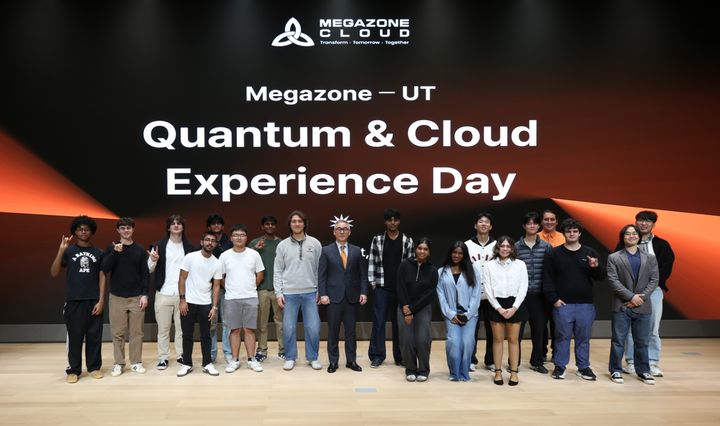 10월 30일 과천 메가존산학연센터에서 열린 'Megazone–UT Quantum & Cloud Experience Day’ 행사에서 메가존클라우드 임직원들과 UT 재학생들이 기념촬영을 하고있다.(사진=메가존클라우드 제공) *재판매 및 DB 금지