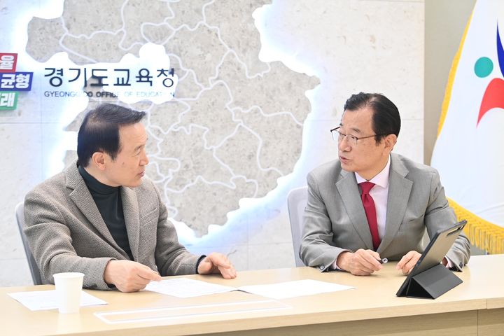 이현재 하남시장이 임태희 경기도교육감과 지역 교육현안에 대해 논의하고 있다. (사진=하남시 제공) photo@newsis.com *재판매 및 DB 금지