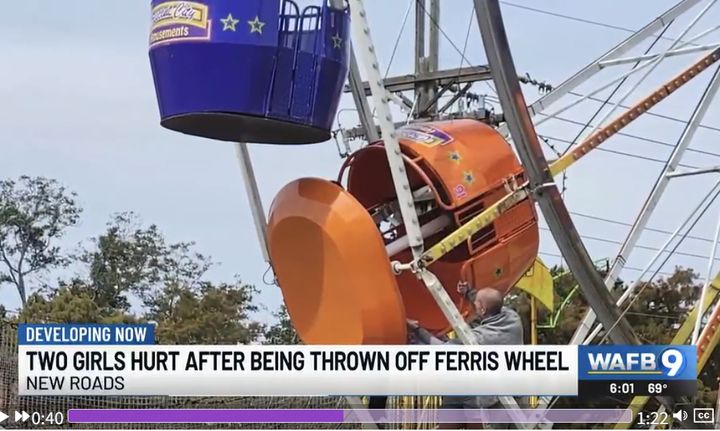 [서울=뉴시스]미국 루이지애나 뉴로즈 폴스 리버에서 열린 하베스트 축제에서 지난 1일 낮 12시께 관람차에 타고 있던 어린이 2명이 좌석이 갑자기 기울어지면서 땅으로 떨어졌다. 이들은 병원으로 이송됐으나 정확한 상태는 알려지지 않았다. (사진출처: 폭스뉴스 캡처)2025.11.03.