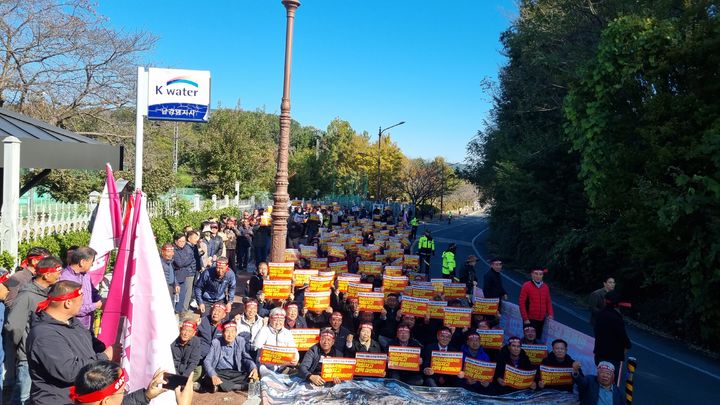 [진주=뉴시스]진주 남강댐 상류지역 주민 총궐기 대회.(사진=수해비상대책위 제공).2025.11.03.photo@newsis.com *재판매 및 DB 금지