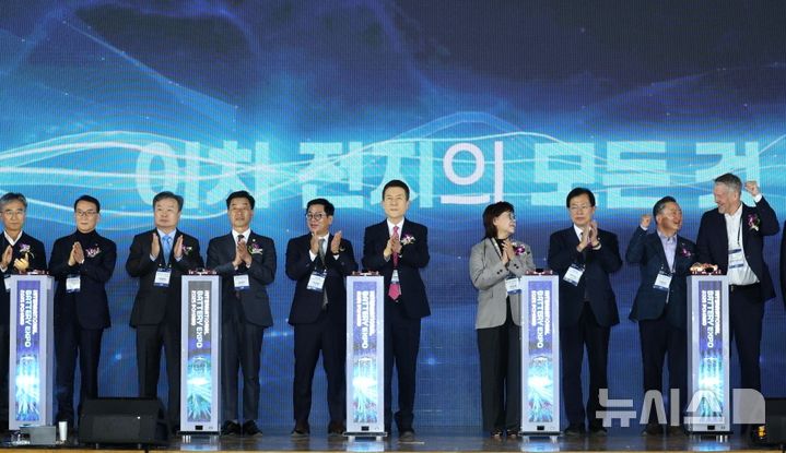[포항=뉴시스] 송종욱 기자 = '국제 배터리 엑스포 2025 포항'이 포스텍 대학체육관에서 3일 개막한 가운데 이강덕 포항시장, 양금희 경북도 경제부지사, 이상휘·이만희 국회의원, 김일만 포항시의회 의장, 정병훈 에너지머티리얼즈(주) 대표 등 산학연관 관계자가 개막 기념 퍼포먼스를 하고 있다. (사진=포항시 제공) 2025.11.03. photo@newsis.com
