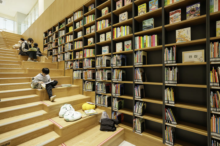 [화성=뉴시스] 화성동탄중앙도서관 내부 전경. (사진=뉴시스DB). photo@newsis.com *재판매 및 DB 금지