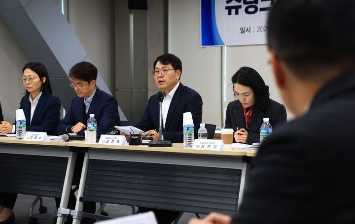 [세종=뉴시스]김정욱 농림축산식품부 농업혁신정책실장이 3일 오후 2시 aT센터에서 관계부처 합동으로 '외식업체 간담회'를 주재하고 있다. (사진=농식품부 제공) *재판매 및 DB 금지