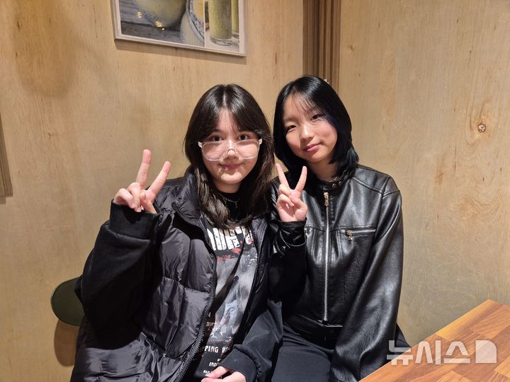 [서울=뉴시스] 이윤석 수습기자=31일 오후 경기 안산 자이언 고려인 대안학교. 자이언 대안학교 학생인 고려인 4세 마므키나 폴리나(왼쪽)와 신 따이시아가 뉴시스와 인터뷰를 하고 있다. 2025.10.31. leeys@newsis.com