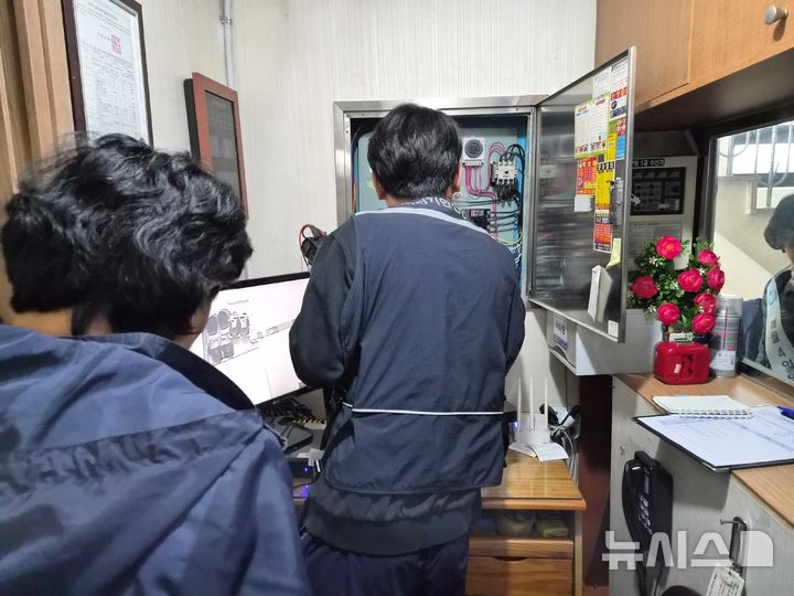 [안양=뉴시스] 안양시 인덕원동은 최근 경기도와 관내 3개 고시원에 대해 전기화재 예방 안전 점검을 했다. (사진=안양시 제공).2025.11.03.photo@newsis.com