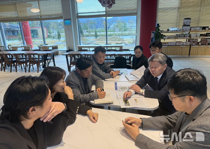 [장수=뉴시스]윤난슬 기자 = 한국농어촌공사 전북본부가 장수군과 함께 추진 중인 '농촌 체류형 복합단지 조성사업'의 성공적인 추진을 위해 리빙랩 기반의 현장 중심 협력체계를 강화하고 있다. (사진=농어촌공사 전북본부 제공) photo@newsis.com 