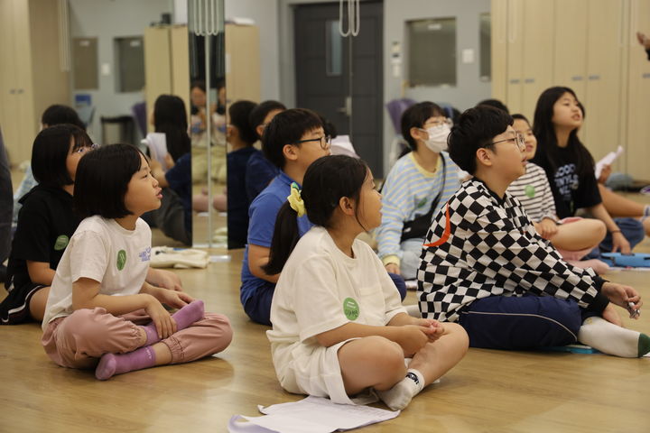 [대구=뉴시스] 수성아트피아 주최 아동 인권 주제 창작 연극 '우리가 지키는 세계(The World We Protect)'가 오는 8일 오후 5시 수성아트피아 소극장에서 공개된다. (사진 = 수성문화재단 제공) 2025.11.03. photo@newsis.com *재판매 및 DB 금지