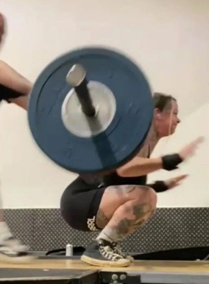 [뉴시스]영국에서 한 여성이 바벨 스쿼트를 하다가 양쪽 발목이 골절되는 사고를 당했다. (사진 = Kennedy News and Media 캡처) *재판매 및 DB 금지