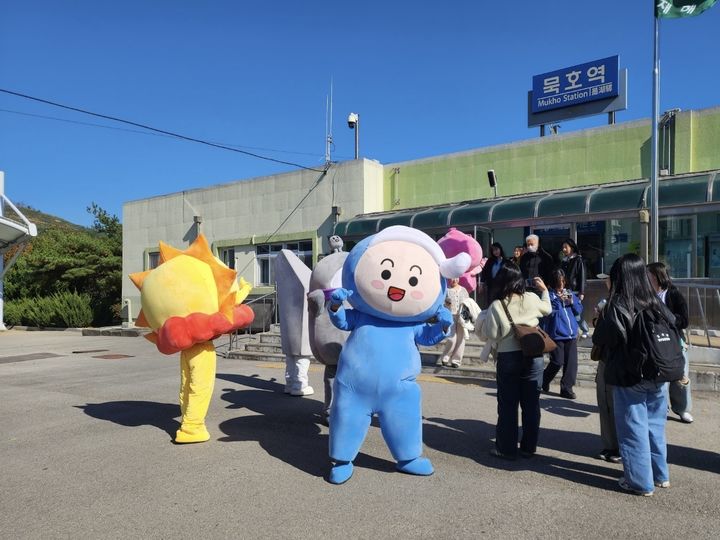 [동해=뉴시스] 동해시 대표 관광캐릭터 ‘해별이와 친구들’이 동해역과 묵호역에서 환영·환송 이벤트를 하고 있다.(사진=동해시 제공)photo@newsis.com *재판매 및 DB 금지