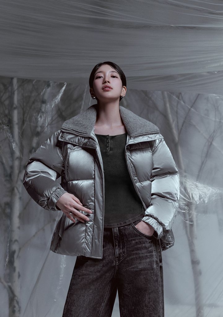 [서울=뉴시스] 토털 라이프스타일 브랜드 게스(GUESS)가 배우 수지와 함께한 2025 겨울 컬렉션 캠페인을 공개했다. (사진=게스 제공) 2025.11.03. photo@newsis.com *재판매 및 DB 금지