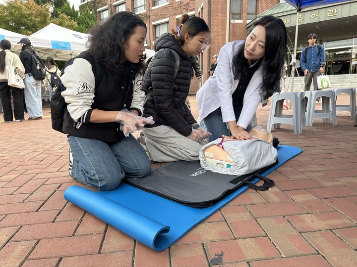 계명대 간호대학이 외국인 유학생을 위한 건강검진과 헬스페어 행사를 진행했다. 사진 왼쪽부터 계명대 간호학과 서은혜 교수, 이은숙 교수(목회간호위원장), 조미경 교수. *재판매 및 DB 금지