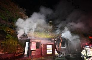 [서울=뉴시스] 서울 성북구 정릉동 북한산 등산로 초입에 위치한 정릉공원지킴터에서 화재가 발생해 건물이 전소됐다. (사진=성북소방 제공) 2025.11.03. photo@newsis.com *재판매 및 DB 금지