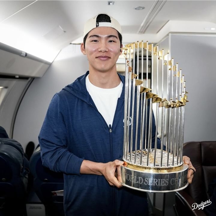 [서울=뉴시스] 메이저리그 LA 다저스는 3일(한국 시간) 구단의 공식 사회관계망서비스(SNS)에 월드시리즈 우승 트로피를 들고 있는 김혜성의 사진을 공개했다. (사진=LA 다저스 공식 SNS 캡처) 2025.11.03. *재판매 및 DB 금지