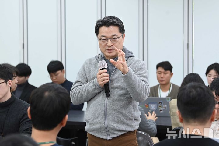 [세종=뉴시스]문신학 산업부통상부 차관은 3일 낮 충남 공주 동학사 인근 식당에서 기자간담회를 갖고 출입기자들의 질문에 답하고 있다(사진=산업부 제공)