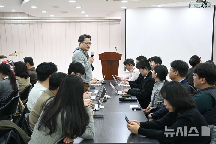 [세종=뉴시스]문신학 산업부통상부 차관은 3일 낮 충남 공주 동학사 인근 식당에서 기자간담회를 갖고 출입기자들의 질문에 답하고 있다(사진=산업부 제공)