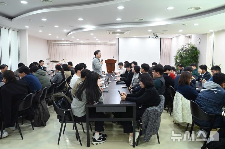 [세종=뉴시스]문신학 산업부통상부 차관은 3일 낮 충남 공주 동학사 인근 식당에서 기자간담회를 갖고 출입기자들의 질문에 답하고 있다(사진=산업부 제공)