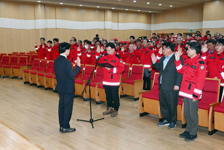 [밀양=뉴시스] 2025년 추기 및 2026년 춘기 산불진화 및 감시인력 발대식 참석자들이 결의문을 낭독하고 있다. (사진=밀양시 제공) 2025.11.03. photo@newsis.com *재판매 및 DB 금지