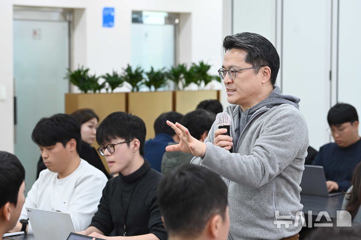 [세종=뉴시스]문신학 산업부통상부 차관은 3일 낮 충남 공주 동학사 인근 식당에서 기자간담회를 갖고 출입기자들의 질문에 답하고 있다(사진=산업부 제공)