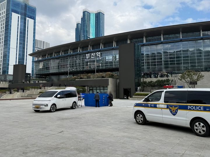 [부산=뉴시스] 3일 오후 부산 동구 부산역 광장에서 분신을 시도한 70대가 숨졌다. (사진=부산경찰청 제공) 2025.11.03. photo@newsis.com *재판매 및 DB 금지