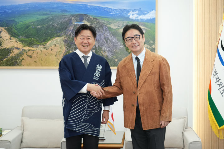 [제주=뉴시스] 오영훈(왼쪽) 제주지사와 고토다 마사즈미 도쿠시마현 지사가 3일 오전 제주도청 집무실에서 면담을 하고 기념 촬영을 하고 있다. (사진=제주도 제공) 2025.11.03. photo@newsis.com *재판매 및 DB 금지