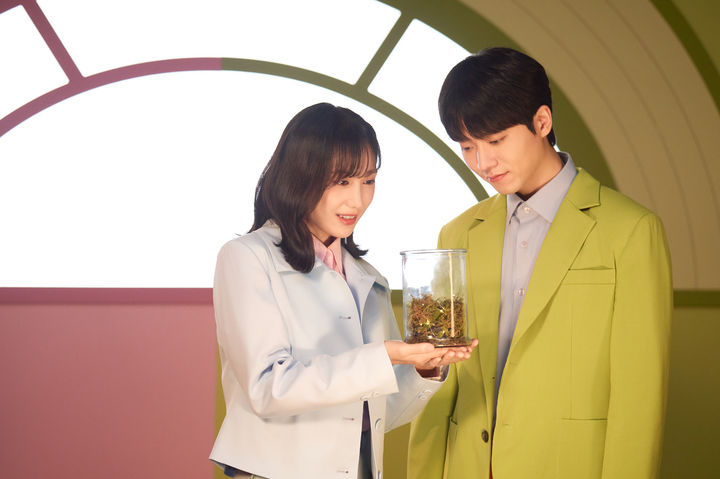 뮤지컬 '어쩌면 해피엔딩'에 출연하는 클레어 역 박지연(왼쪽)과 올리버 역 전성우. (사진=NHN 링크 제공) *재판매 및 DB 금지