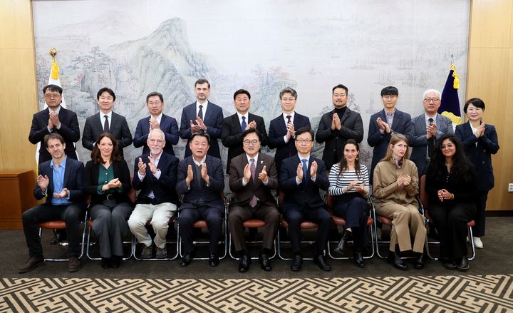 [서울=뉴시스]우원식 국회의장은 3일 오전 국회에서 '2025 힌츠페터 국제보도상' 수상자들을 초청해 격려했다. (사진=국회의장실 제공) 2025.11.03. photo@newsis.com *재판매 및 DB 금지