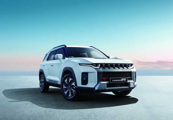 [서울=뉴시스] 국내 완성차 중견 3사가 지난달 내수와 수출 모두 부진한 실적을 내며 하락세를 보였다. KG모빌리티(KGM)만이 수출 증가에 힘입어 근소한 성장을 기록했지만, 전반적으로 내수 침체와 글로벌 수요 둔화가 이어졌다. 사진은 토레스 하이브리드 (사진=KGM 제공) photo@newsis.com *재판매 및 DB 금지