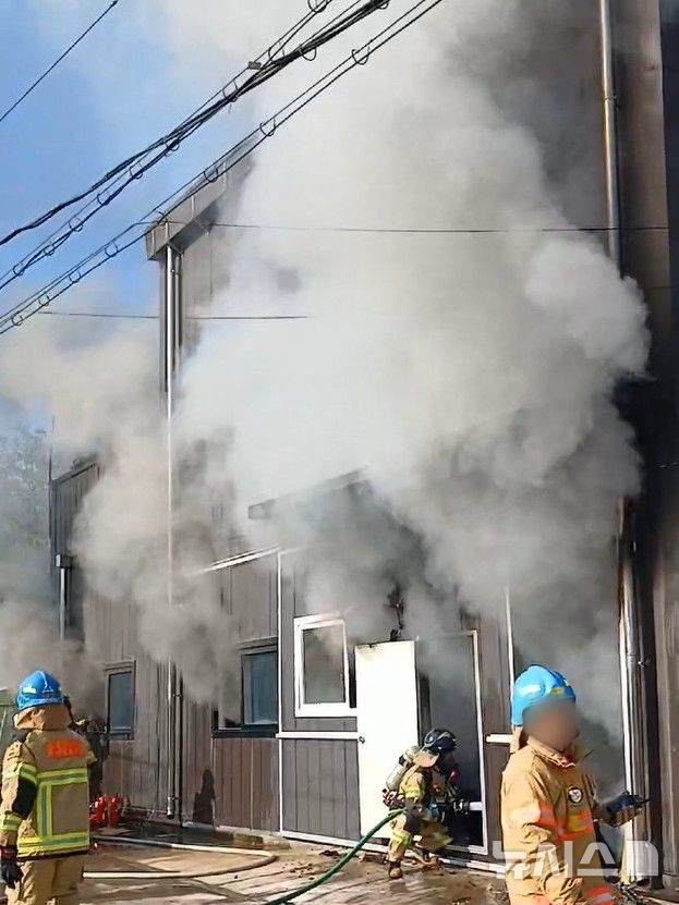[인천=뉴시스] 3일 오후 인천 계양구 둑실동 한 전자부품 개발공장에서 원인이 밝혀지지 않은 불이 나 소방당국이 진화 작업을 벌이고 있다. (사진=인천소방본부 제공) 2025.11.03. photo@newsis.com