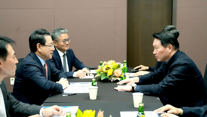 [서울=뉴시스] 지난 달 3일 서울 코엑스 오픈미팅룸에서 SK그룹 최태원회장과 만난 김영록 전남지사. (사진 = 전남도 제공). 2025.11.03. photo@newsis.com *재판매 및 DB 금지