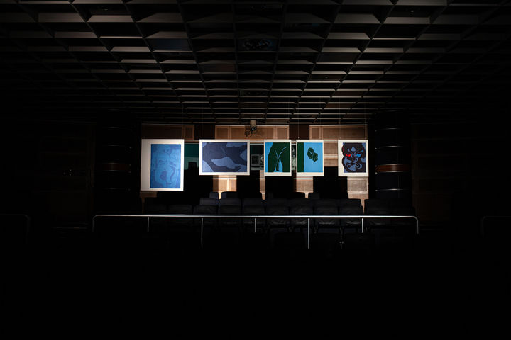 차연서, 〈축제〉, 2023, 페이퍼컷 콜라주(닥종이에 채색: 故 차동하), 가변설치, (《혀 달린 비》, 아트선재센터, 서울, 2024) 사진: 남서원, 제공: 아트선재센터 *재판매 및 DB 금지