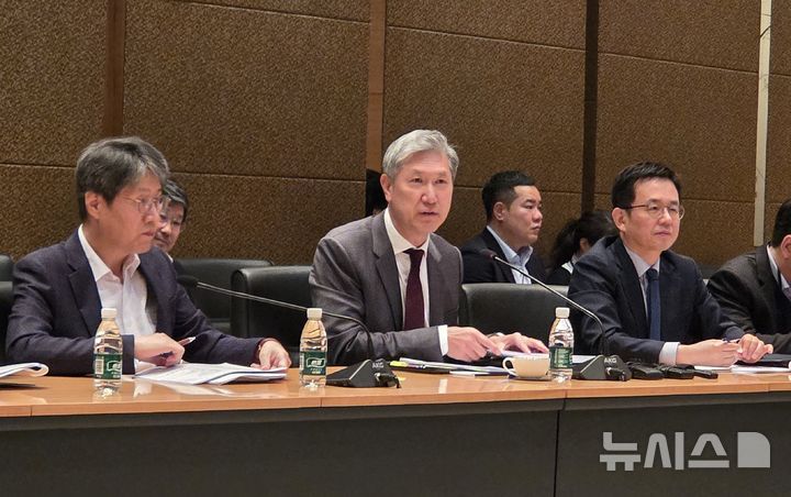 [베이징=뉴시스] 박정규 특파원 = 노재헌 주중국대사가 3일 베이징 주중대사관에서 정례브리핑을 열고 한·중 정상회담 결과를 설명하고 있다. 2025.11.03 pjk76@newsis.com