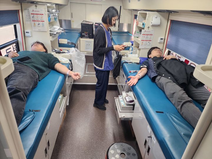 [창원=뉴시스]창원교육지원청, ‘올해 마지막 생명나눔 사랑의 헌혈’.(사진=창원교육지원청 제공) 2025.11.03.photo@newsis.com *재판매 및 DB 금지